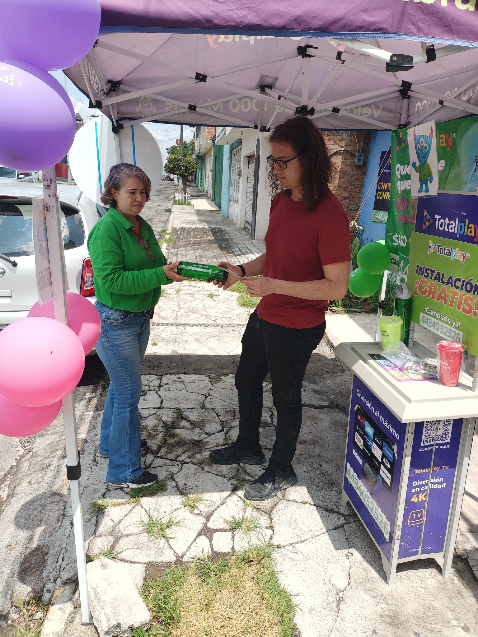 Cliente feliz con instalación de Internet Totalplay en horas